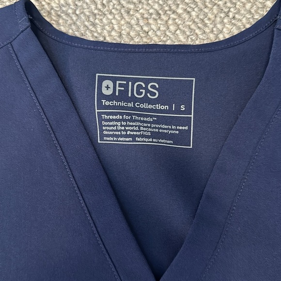 FIGS Women’s Casma Navy Three-Pocket Scrub Top Size Small - Picture 2 of 4